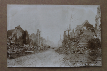 Ansichtskarte Foto AK Peronne 1914-1918 La Perte de Bretagne zerstörte Häuser Weltkrieg Straße Ortsansicht Frankreich France 80 Somme